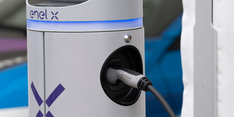 Una colonnina di Enel-X. ? Depositphotos