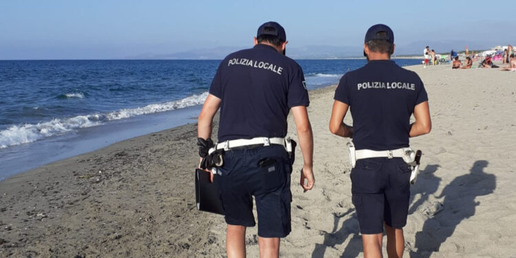 Gli agenti della Polizia locale di Sassari vigilano sulla sicurezza dei bagnanti