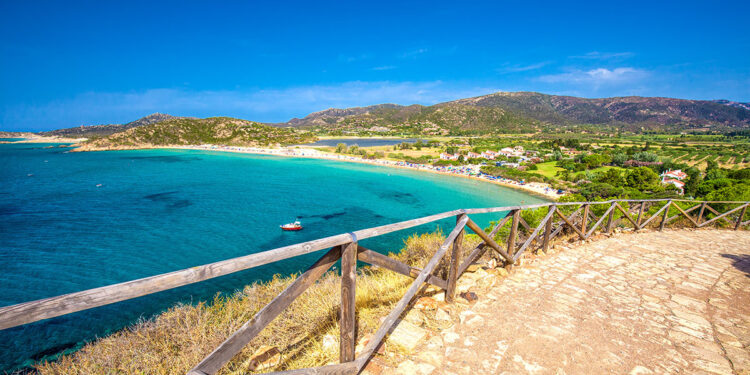 Spiaggia Sa Colonia, Chia. 📷 Depositphotos