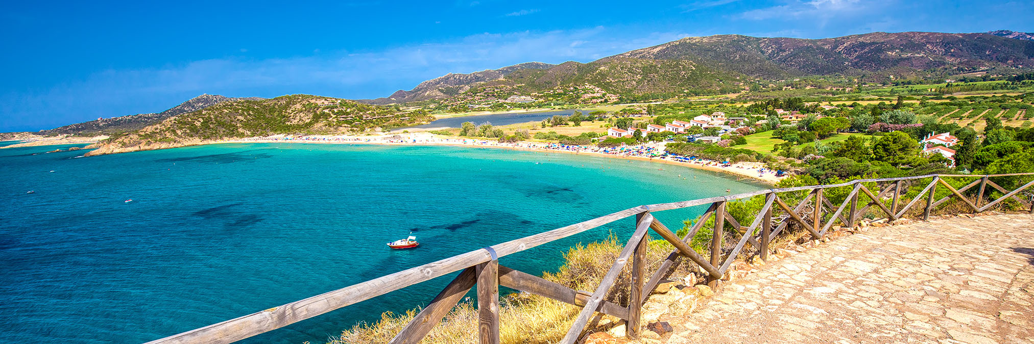 Spiaggia Sa Colonia, Chia. 📷 Depositphotos – S&H Magazine