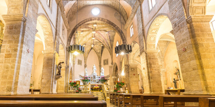 Cattedrale di Santa Maria ad Alghero. 📷 Depositphotos