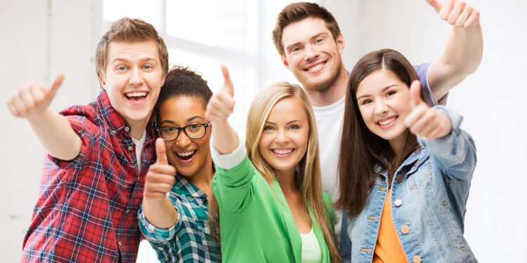 Gruppo di ragazzi. ? Depositphotos