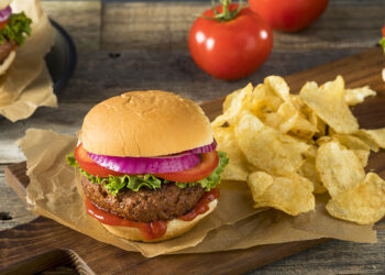 Hamburger vegetariano vegano senza carne. 📷 Depositphotos