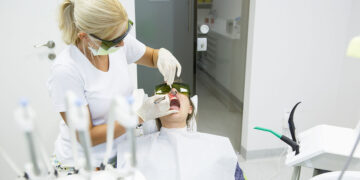 Laser a diodi dentali. 📷 Depositphotos