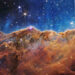 Nebulosa Carina. Scogliere cosmiche e un mare di stelle. Il telescopio spaziale James Webb della NASA rivela piccole stelle nella nebulosa Carina, dove le radiazioni ultraviolette e i venti stellari formano pareti colossali di polvere e gas. 📷 NASA