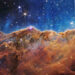 Nebulosa Carina. Scogliere cosmiche e un mare di stelle. Il telescopio spaziale James Webb della NASA rivela piccole stelle nella nebulosa Carina, dove le radiazioni ultraviolette e i venti stellari formano pareti colossali di polvere e gas. ? NASA