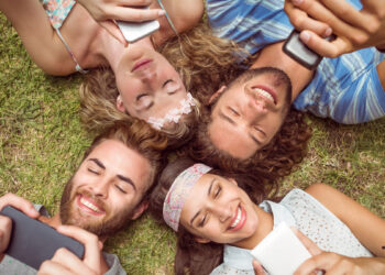 Ragazzi con lo smartphone. ? Depositphotos