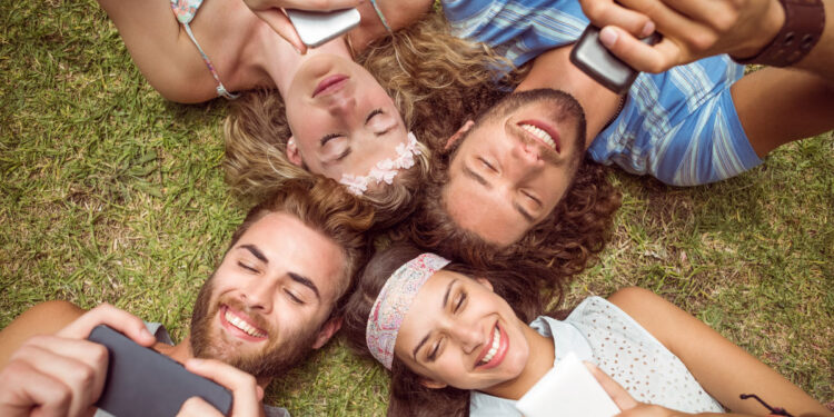 Ragazzi con lo smartphone. ? Depositphotos