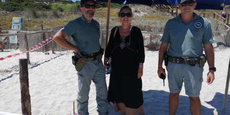 Il sindaco di Stintino Rita L. Vallebella nel luogo del ritrovamento sulla spiaggia de La Pelosa