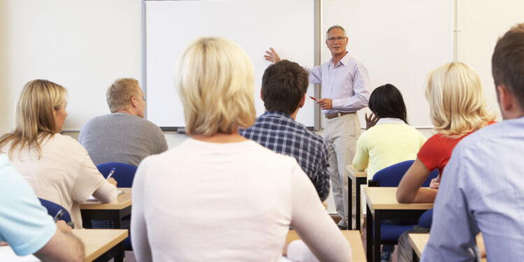 Scuola adulti. ? Depositphotos