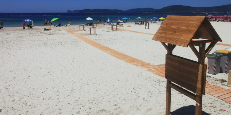 Le passerelle disabili nella spiaggia San Giovanni ad Alghero