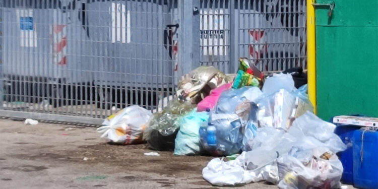 Abbandono rifiuti al porto di Alghero