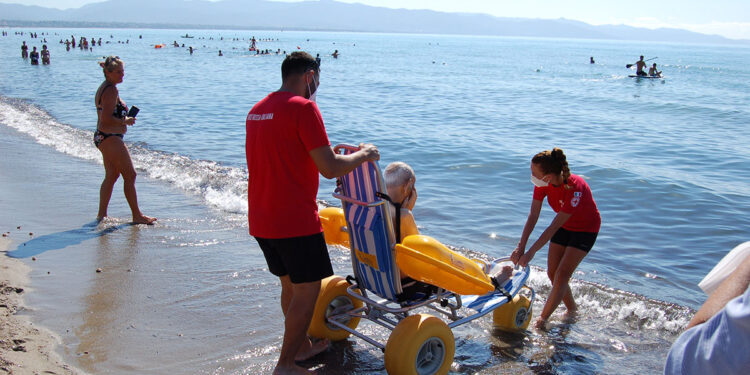 Balneazione disabili gravi al Poetto di Cagliari