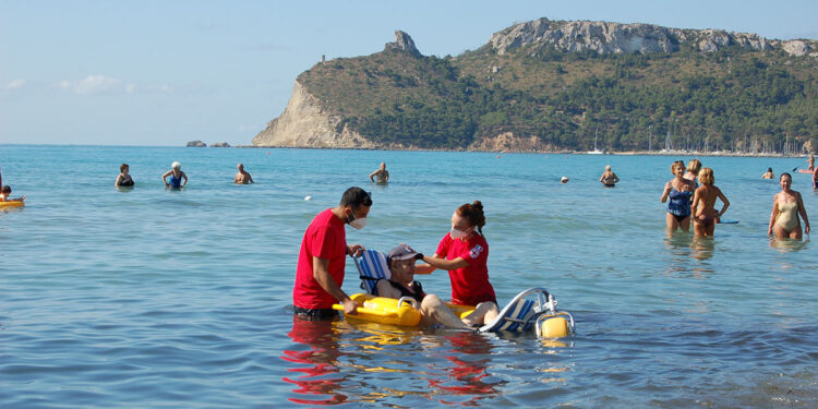 Balneazione disabili gravi al Poetto di Cagliari