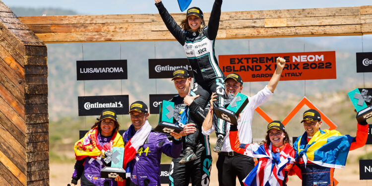 I vincitori Mikaela Ahlin-Kottulinsky (SWE) e Johan Kristoffersson (SWE) del Rosberg X Racing festeggiano sul podio con Nico Rosberg. Sebastien Loeb (FRA) e Cristina Gutierrez (ESP) del Team X44, Catie Munnings (GBR) e Timmy Hansen (SWE) del Genesys Andretti United Extreme E. ? Andrew Ferraro