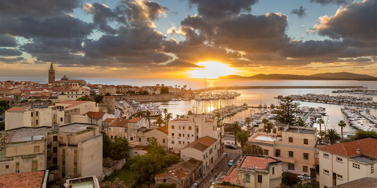 Alghero tramonto. 📷 Depositphotos