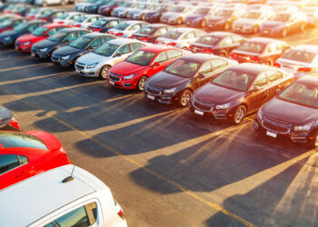 Automobili parcheggio. ? Depositphotos