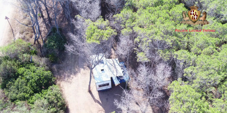 Campeggio abusivo a Porto Ferro