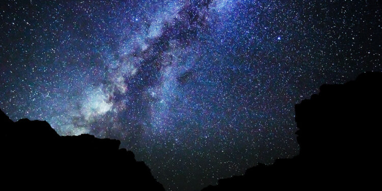 Cielo notturno stellato. 📷 Depositphotos