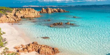 Isola di Budelli, Spiaggia Rosa. ? Depositphotos