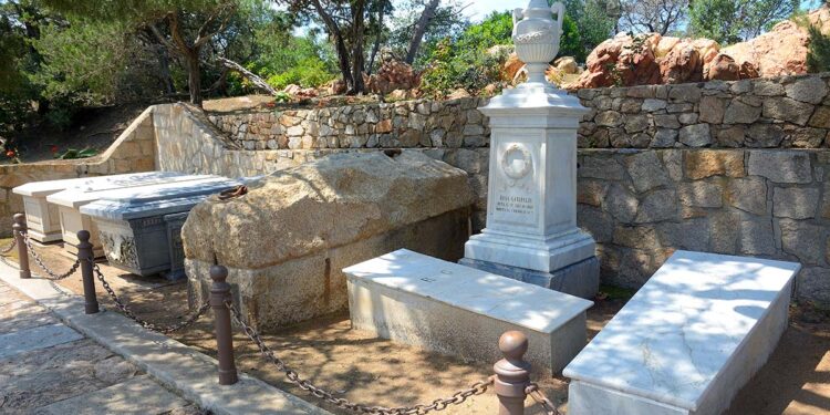La tomba di Giuseppe Garibaldi sull'isola di Caprera. ? Depositphotos