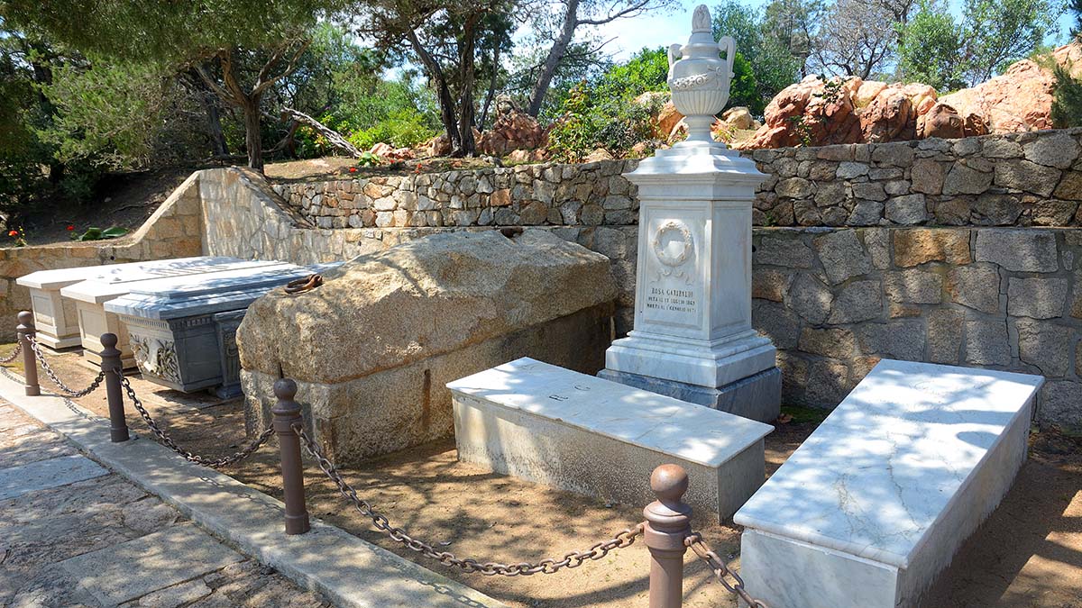 La tomba di Giuseppe Garibaldi sull'isola di Caprera. ? Depositphotos