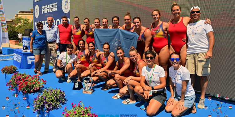 Le vincitrici della Waterpolo Sardina Cup posano con il comitato organizzatore capeggiato da Danilo Russu. 📷 Andrea Chiaramida