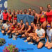 Le vincitrici della Waterpolo Sardina Cup posano con il comitato organizzatore capeggiato da Danilo Russu. 📷 Andrea Chiaramida