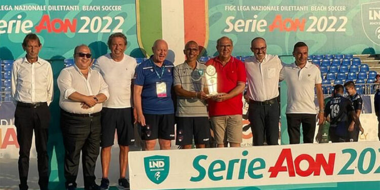 Paolo Truzzu e Andrea Floris alla premiazione del Beach Soccer
