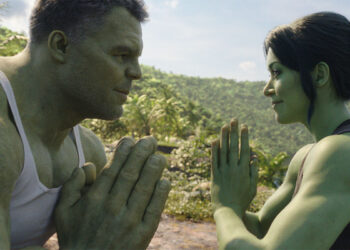 Mark Ruffalo (Hulk/Bruce Banner) e Tatiana Maslany (Jennifer “Jen” Walters/She-Hulk) in “She-Hulk: Attorney at Law”. 📷 courtesy of Marvel Studios. © 2022 MARVEL