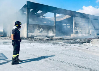 Lo stabilimento della Gesam a Truncu Reale ormai completamente distrutto dall'incendio
