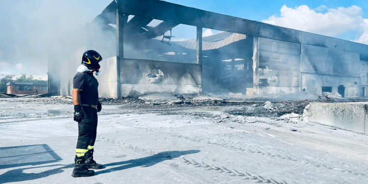 Lo stabilimento della Gesam a Truncu Reale ormai completamente distrutto dall'incendio