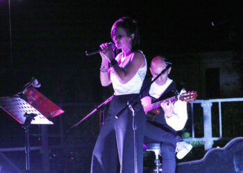 Gianluca Podda alla chitarra, Giusy Murgia Onnis voce ed Enrico Atzeni alle tastiere