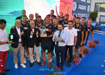 Waterpolo Sardinia Cup. Capitan Del Lungo ha appena ricevuto il premio che consacra il Settebello. 📷 Andrea Chiaramida
