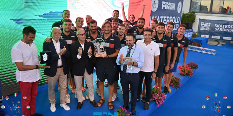Waterpolo Sardinia Cup. Capitan Del Lungo ha appena ricevuto il premio che consacra il Settebello. ? Andrea Chiaramida