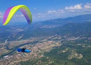 Parapendio in volo durante il Campionato Europeo 2022 a Nis in Serbia