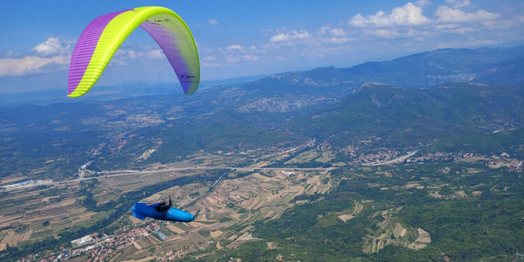 Parapendio in volo durante il Campionato Europeo 2022 a Nis in Serbia