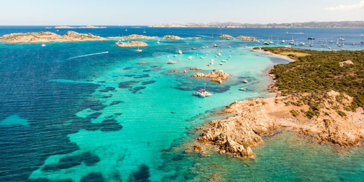 Veduta aerea delle isole di Razzoli, Santa Maria e Budelli nell'Arcipelago della Maddalena. 📷 Depositphotos