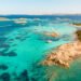 Veduta aerea delle isole di Razzoli, Santa Maria e Budelli nell'Arcipelago della Maddalena. 📷 Depositphotos