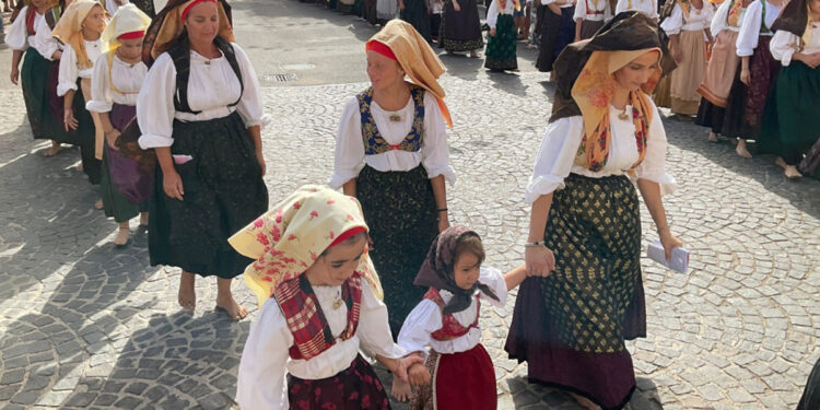 Donne di Cabras scalze con indosso l'abito tradizionale