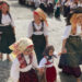 Donne di Cabras scalze con indosso l'abito tradizionale
