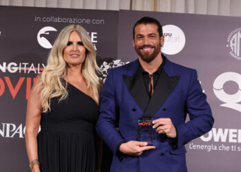 Tiziana Rocca con Can Yaman premiato al Filming Italy Best Movie Award 2022. ? Venturelli