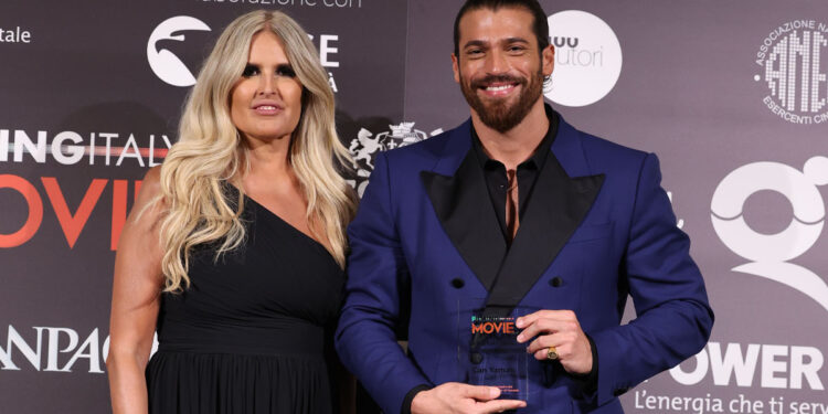 Tiziana Rocca con Can Yaman premiato al Filming Italy Best Movie Award 2022. ? Venturelli