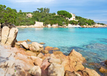 La spiaggia di Capriccioli, una delle location del film "Agente 007 - La spia che mi amava". ? Depositphotos