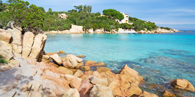 La spiaggia di Capriccioli, una delle location del film "Agente 007 - La spia che mi amava". ? Depositphotos