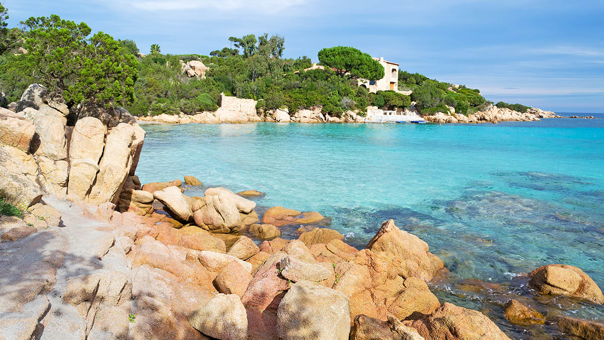 La spiaggia di Capriccioli, una delle location del film "Agente 007 - La spia che mi amava". 📷 Depositphotos