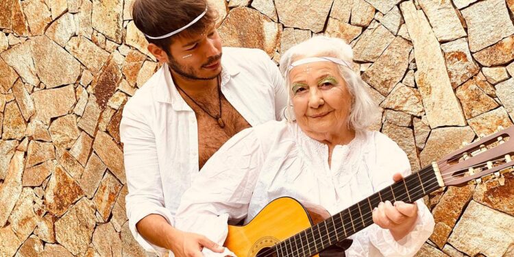 Gino Leonardo Mascia con la nonna Anna. 📷 Pagina Instagram
