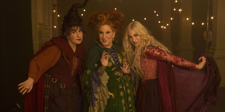 Kathy Najimy, Bette Midler e Sarah Jessica Parker in Hocus Pocus 2. 📷 ©Disney