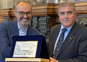 Il sindaco di Cagliari Paolo Truzzu riceve la targa dall'Ammiraglio Giuseppe La Rosa