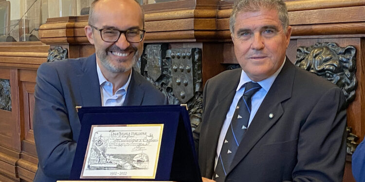 Il sindaco di Cagliari Paolo Truzzu riceve la targa dall'Ammiraglio Giuseppe La Rosa